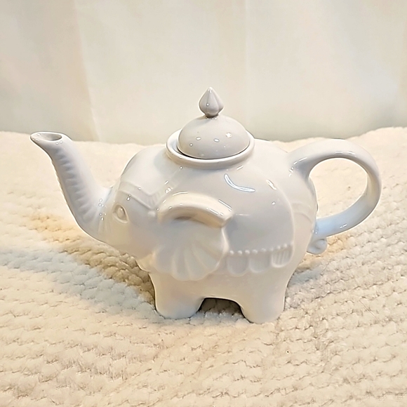 Cordon Bleu Porcelain Elephant Tea Pot - Picture 5 of 10
